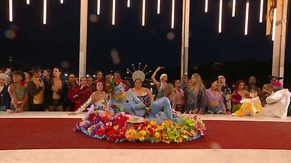 Η γαλλική version του Θεού Διόνυσου στην Τελετή Έναρξης των Ολυμπιακών Αγώνων