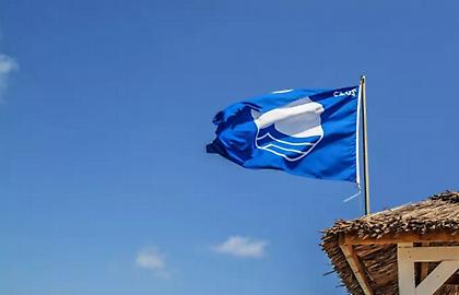 «Γαλάζια Σημαία»: Αφαιρέθηκε το σήμα από 22 ελληνικές ακτές-Γιατί έχασαν το βραβείο