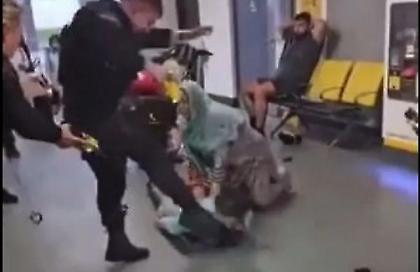 Βρετανία: Ποινική έρευνα σε βάρος αστυνομικού για βιαιοπραγία - Αποτρόπαιο βίντεο τον δείχνει την ώρα της δράσης