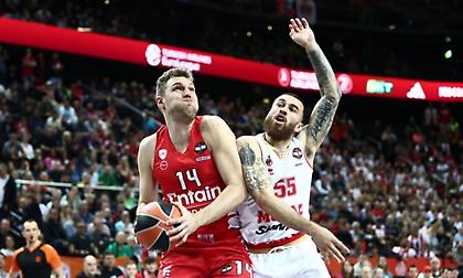 Μάικ Τζέιμς: «Καλύτερος από μένα ο Βεζένκοφ; Σε τι;»