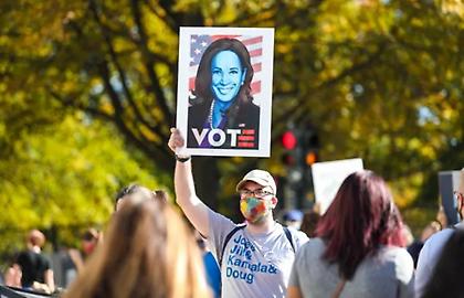Κλείνει την ψαλίδα η Κάμαλα Χάρις - Ισόπαλη με τον Τραμπ σύμφωνα με νέα δημοσκόπηση, 100 ημέρες πριν από τις εκλογές