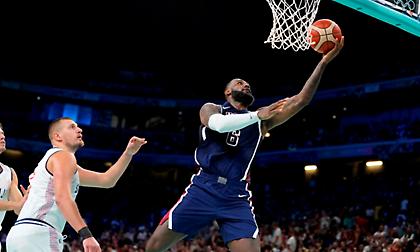 Υπόκλιση μπροστά στον «βασιλιά»: Η... παράσταση του Λεμπρόν στο ματς με τη Σερβία