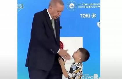 Ο Ερντογάν φαίνεται να «χαστουκίζει» αγοράκι επειδή δεν του φιλά το χέρι!