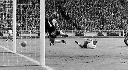 «Η Αγγλία στην κορυφή του κόσμου»: Το αμφισβητούμενο γκολ του Χαρστ, το ιστορικό χατ-τρικ και το χαμόγελο του Μουρ!