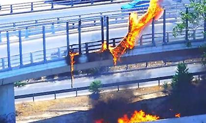 Φωτιά σε δίκυκλο στην έξοδο Κηφισού προς Πειραιά - Κάηκαν και τα plexiglass στον δρόμο