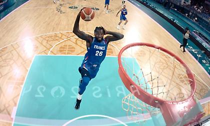 Έπαθε... Καρλ Μαλόουν ο Ματίας Λεσόρ με εντυπωσιακό «Mailman Dunk»