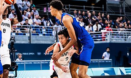 Το απόλυτο mismatch: Ο θηριώδης Γουεμπανιάμα δίπλα στον Τογκάσι των 1,67μ.!