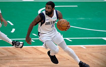 Διακοπές στα Χανιά ο Κάιρι Ίρβινγκ: «Διδάσκει» κινήσεις σε θαυμαστές του