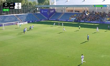 Μεγάλη στιγμή για την Ίντερ Ντ' Εσκάλδες με την κόντρα του Μπερλάνγκα να σταματά στο οριζόντιο δοκάρι της ΑΕΚ