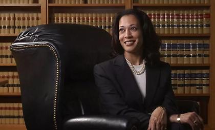 Συγκέντρωσε τις ψήφους για να αναδειχθεί υποψήφια των Δημοκρατικών η Κάμαλα Χάρις