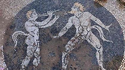 Αποκαλύφθηκε βοτσαλωτό ψηφιδωτό δάπεδο με παράσταση Σατύρων στην Ερέτρια