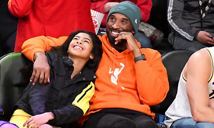 Συγκίνηση: Οι Λέικερς αποκάλυψαν το άγαλμα του Κόμπι Μπράιαντ με την κόρη του Τζίτζι