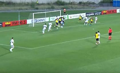 Πρώτη απειλή για την ΑΕΚ με τη γυριστή κεφαλιά του Μουκουντί