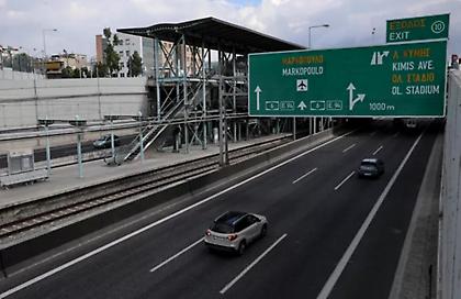 Πυρκαγιά σε όχημα στην Αττική Οδό - Καθυστερήσεις ανά τμήματα και στα δύο ρεύματα