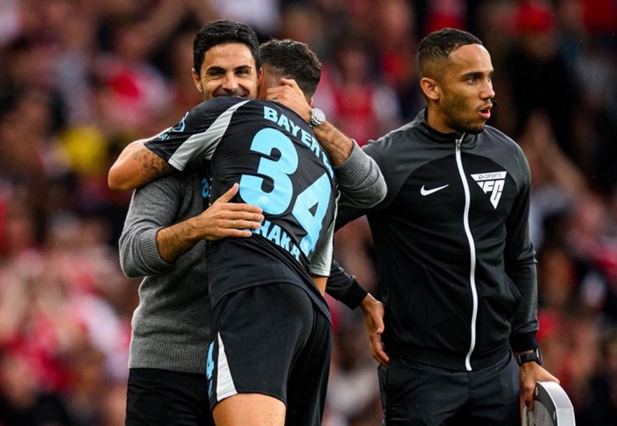 Standing ovation για τον Τζάκα και… ουρά για μια αγκαλιά με τον Ελβετό