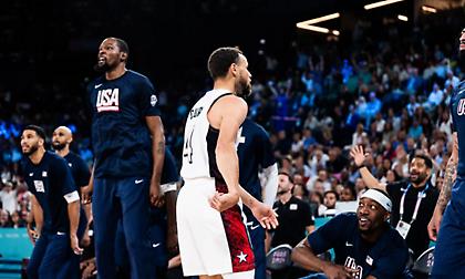 Μία ομάδα μόνος του: Ο Κάρι έβαλε 17 από τους 23 πόντους των ΗΠΑ στο πρώτο δεκάλεπτο!