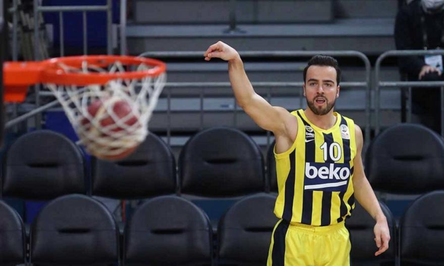 Μαχμούτογλου: Μένει στη Φενέρ και την επόμενη σεζόν