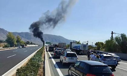 Φωτιά σε βυτιοφόρο στην Αθηνών-Κορίνθου στο ύψος της Κινέτας - Διακοπή κυκλοφορίας και στα δυο ρεύματα