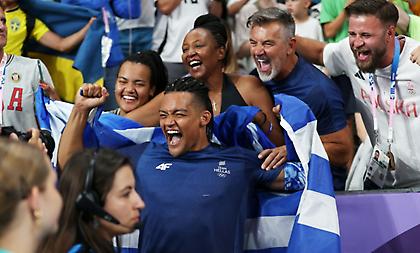 «Μάντεψε ποιος θα πάρει τη σημαία»: Ο επικός διάλογος Καραλή-Αντετοκούνμπο!