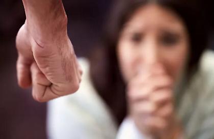 Αλμυρός: Νεαρή έπεσε θύμα ξυλοδαρμού από τον σύζυγο, την πεθερά και την κουνιάδα