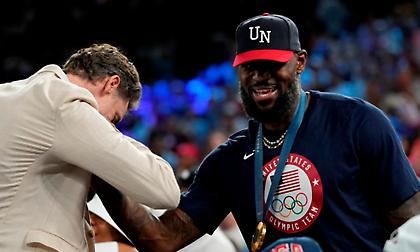 Δεν μπορεί να το αποχωριστεί: Ο ΛεΜπρόν πήγε στον τελικό του μπάσκετ γυναικών με το χρυσό μετάλλιο!