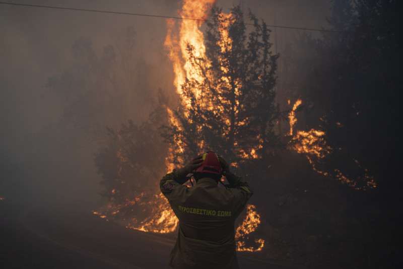 Συγκλονίζουν οι εικόνες της φωτιάς στην Αττική - Πολυμέτωπη μάχη με τις φλόγες