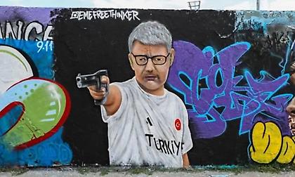 Ο κουλ Τούρκος σκοπευτής έγινε τοιχογραφία στο Βερολίνο