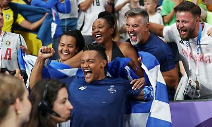 Συγκινητική ανάρτηση του πατέρα Καραλή: «Παιδί μου, νικήσαμε τον ρατσισμό και την άβυσσο που παραλίγο να μας καταπιεί»!