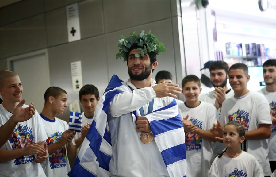 Ολυμπιακοί Αγώνες: Αποθέωση για την ελληνική αποστολή που επέστρεψε από το Παρίσι