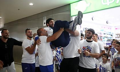 Αποθέωση για την ελληνική αποστολή που επέστρεψε από το Παρίσι - Σήκωσαν στα χέρια τον Νταουρέν Κουρουγκλίεφ!
