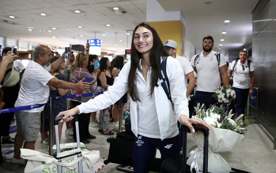 Ολυμπιακοί Αγώνες: Αποθέωση για την ελληνική αποστολή που επέστρεψε από το Παρίσι