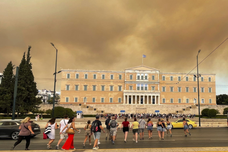 Συγκλονίζουν οι εικόνες της φωτιάς στην Αττική - Πολυμέτωπη μάχη με τις φλόγες