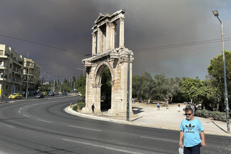 Συγκλονίζουν οι εικόνες της φωτιάς στην Αττική - Πολυμέτωπη μάχη με τις φλόγες