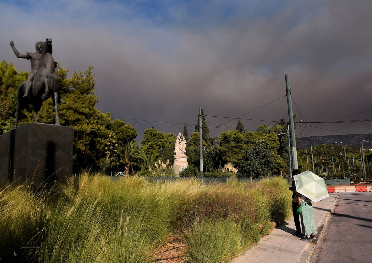 Συγκλονίζουν οι εικόνες της φωτιάς στην Αττική - Πολυμέτωπη μάχη με τις φλόγες