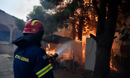 Πύρινος εφιάλτης στην Αττική - Στις φλόγες σπίτια και επιχειρήσεις - Λεπτό προς λεπτό όλες οι εξελίξεις