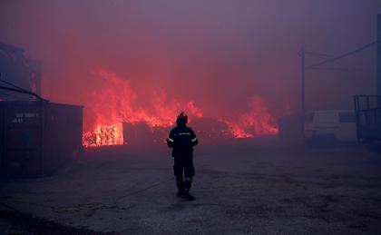 Σε πύρινο κλοιό για δεύτερη νύχτα η βορειοανατολική Αττική: Σε Γέρακα, Νέα Πεντέλη και Άνω Βριλήσσια τα μεγάλα μέτωπα