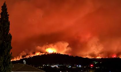 Εφιαλτικό μέτωπο φωτιάς στη βορειοανατολική Αττική - Σε Πεντέλη, Ανατολή και Γραμματικό τα μέτωπα