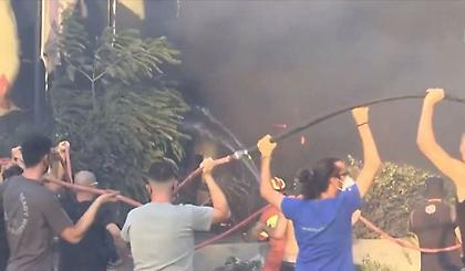 Συγκλονιστική εικόνα από τη φωτιά στην Αττική - Ανθρώπινη αλυσίδα κρατάει τη μάνικα στην κατάσβεση επιχείρησης