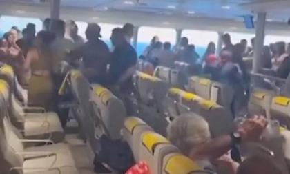 Βίντεο-ντοκουμέντο από την άγρια συμπλοκή στο πλοίο από Τήνο για Ραφήνα - Τους έκανε παρατήρηση για φασαρία, βγήκε όπλο!