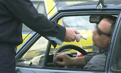 Βόλος: Μεθυσμένος οδηγούσε ανάποδα σε λεωφόρο και υποβλήθηκε 30 φορές σε αλκοτέστ γιατί τους… κορόιδευε!