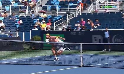 Έχασε το πρώτο σετ από τον Στρουφ ο Τσιτσιπάς