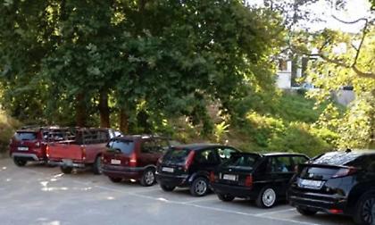 Πήλιο: Υποχώρησε ο δρόμος στο πάρκινγκ στις Μηλιές – Εγκλωβίστηκαν 10 οχήματα