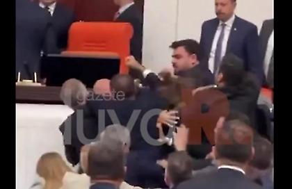 Άγριο ξύλο στην τουρκική Βουλή: Μπουνιές και σφαλιάρες μπροστά στο προεδρείο - Δείτε βίντεο