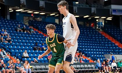 Ο ψηλότερος έφηβος του κόσμου ξεπερνά για πλάκα τον Γουέμπι: Φτάνει τα 2,40μ. και τα 130 κιλά και είναι μόνο 18 ετών!