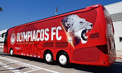 Παρουσίασε νέο πούλμαν με την κούπα του Conference ο Ολυμπιακός - Τα δύο μότο που υπάρχουν σε αυτό