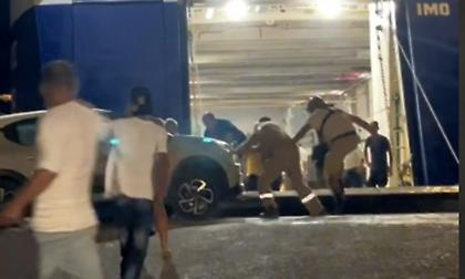 Άνδρος: Πήγαν να βάλουν αμάξι σε πλοίο με την μπουκαπόρτα στον αέρα – Κινδύνεψε κόσμος να πέσει στη θάλασσα