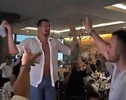 Ξεσάλωσε ο Γιόκιτς στον γάμο του Ντάνγκουμπιτς: Χόρευε και τραγουδούσε με ξεκούμπωτο πουκάμισο