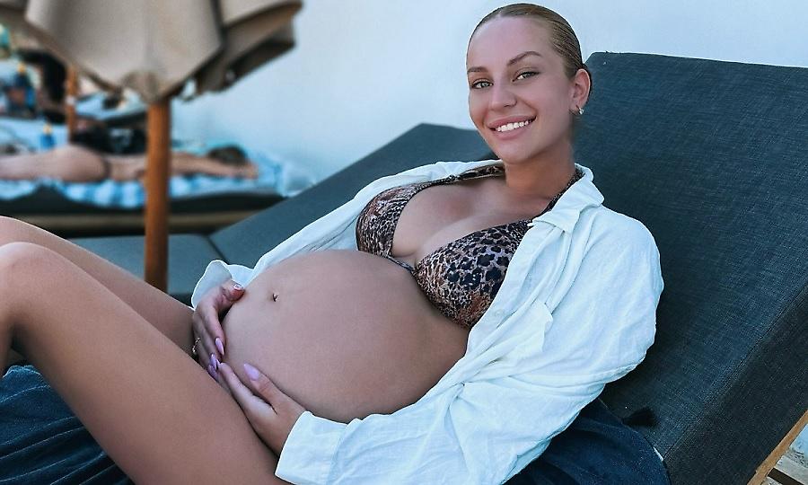 H Ανδρομάχη προβάρει το νανούρισμα του γιου της και αποκαλύπτει τους φόβους της