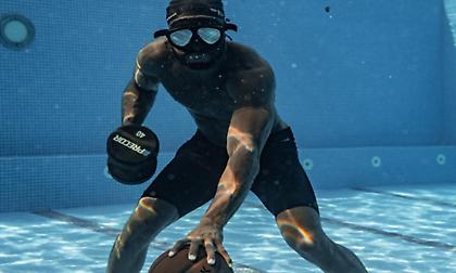 Οι εξοντωτικές προπονήσεις του Τζέιλεν Μπράουν: Λιώνει στα βάρη και το dribbling εντός πισίνας!