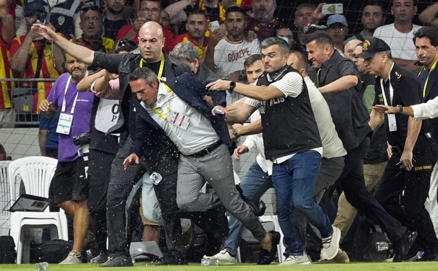 Δέχτηκε επίθεση από άνδρα με διαπίστευση ο πρόεδρος της Φενέρ στο ματς με την Γκέζτεπε (VID) Δέχτηκε επίθεση από άνδρα με διαπίστευση ο πρόεδρος της Φενέρ στο ματς με την Γκέζτεπε (VID)